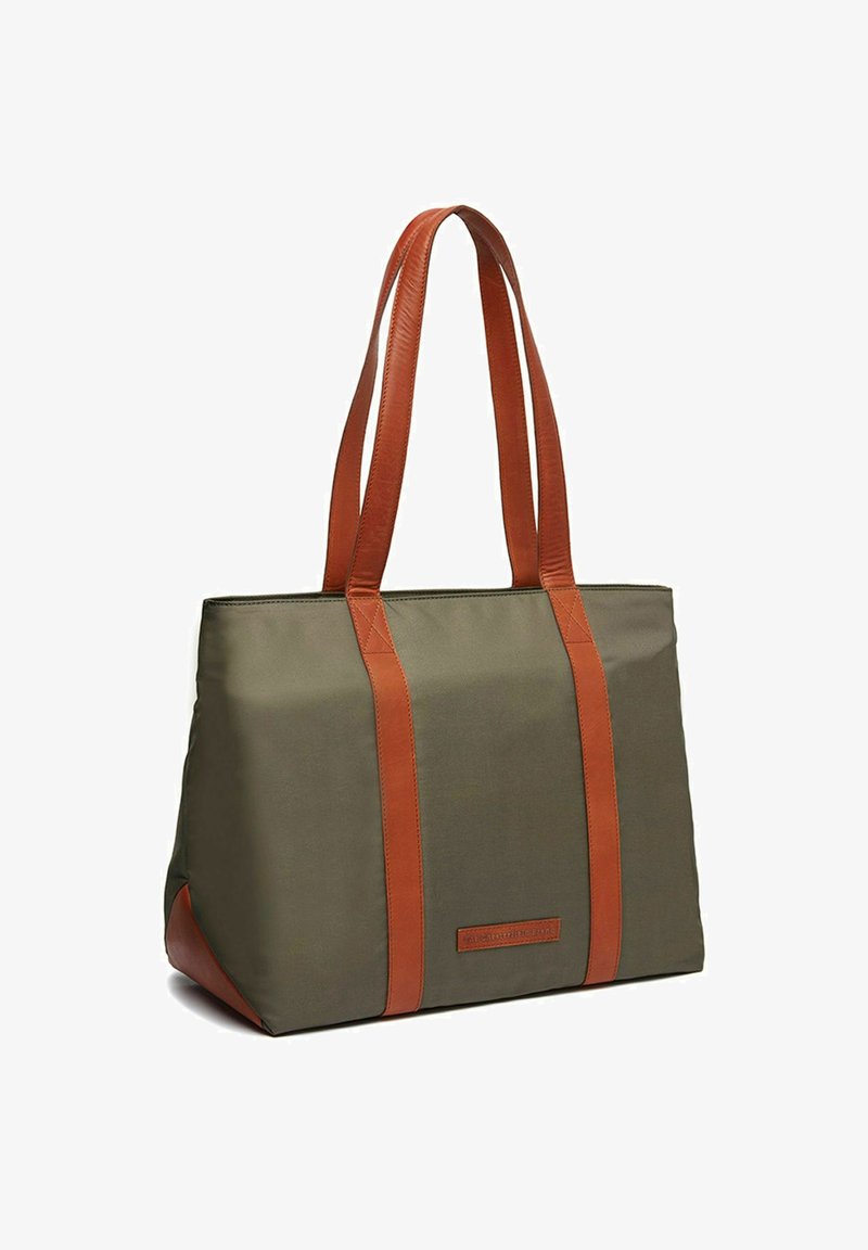 Borsa tote verde oliva con dettagli e manici in pelle marrone. Forma rettangolare con texture liscia e dettagli di cuciture a contrasto.