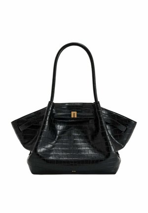 Grand sac fourre-tout noir à texture crocodile, avec panneaux latéraux étendus, deux longues poignées et une petite pince rectangulaire dorée à l'avant.