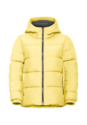 Gelbe Steppjacke mit Kapuze, ausgestattet mit einem Frontreißverschluss und elastischen Bündchen. Das Material wirkt glatt mit genähten, gepolsterten Abschnitten.