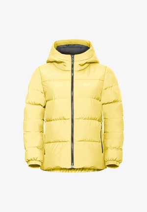 Giacca a vento gialla con cappuccio, caratterizzata da una zip frontale e polsini elasticizzati. Il materiale appare liscio con sezioni imbottite cucite.