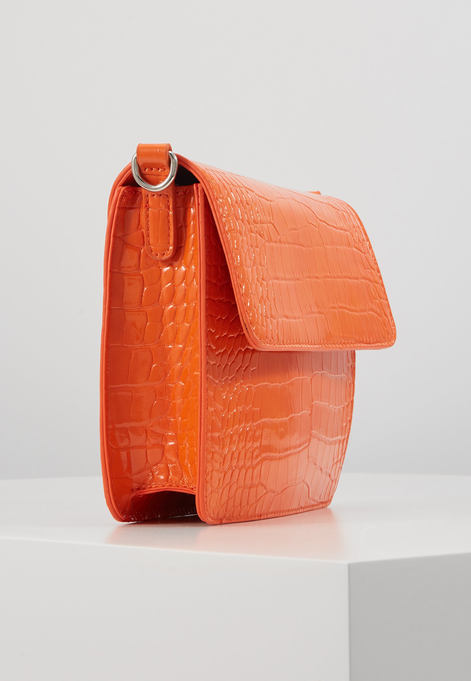 HVISK CAYMAN SHINY STRAP BAG Skulderveske orange HVISK CAYMAN SHINY STRAP BAG Skulderveske orange