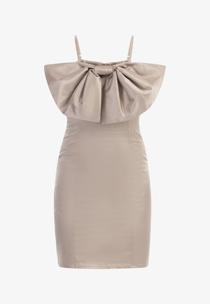 Aansluitend beige jurk met satijnen textuur, voorzien van een grote gestructureerde ruches-halslijn en dunne schouderbandjes. Achterkant met ritsluiting.