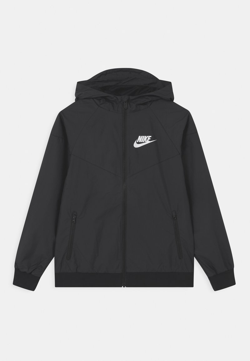 Musta Nike-takki, jossa vetoketjulla suljettava etuosa, huppu ja kaksi sivutaskua. Rinnan kohdalla valkoinen logo ja hihansuissa joustavat resorit.