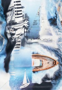 Πολλά ιστιοφόρα και γιοτ στο νερό με ορατά πανιά και ξύλινα καταστρώματα, δημιουργώντας ένα υφαντό με ναυτικό θέμα.