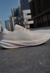 adidas Performance SUPERNOVA STRIDE - Zapatillas running asfalto - putty mauve/zero metallic/spark