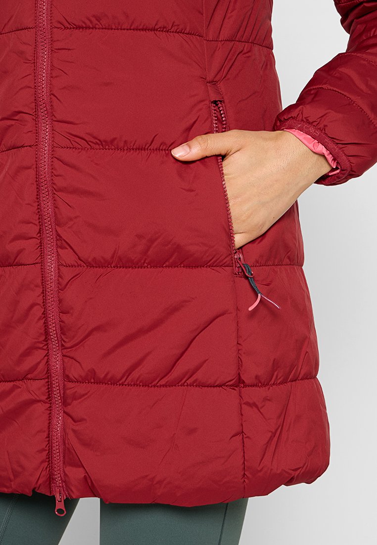 Burgunderfarbene Pufferjacke mit einem Reißverschlusstasche, gestepptem Design, elastischen Bündchen und einer kontrastierenden pinken Innenschicht.