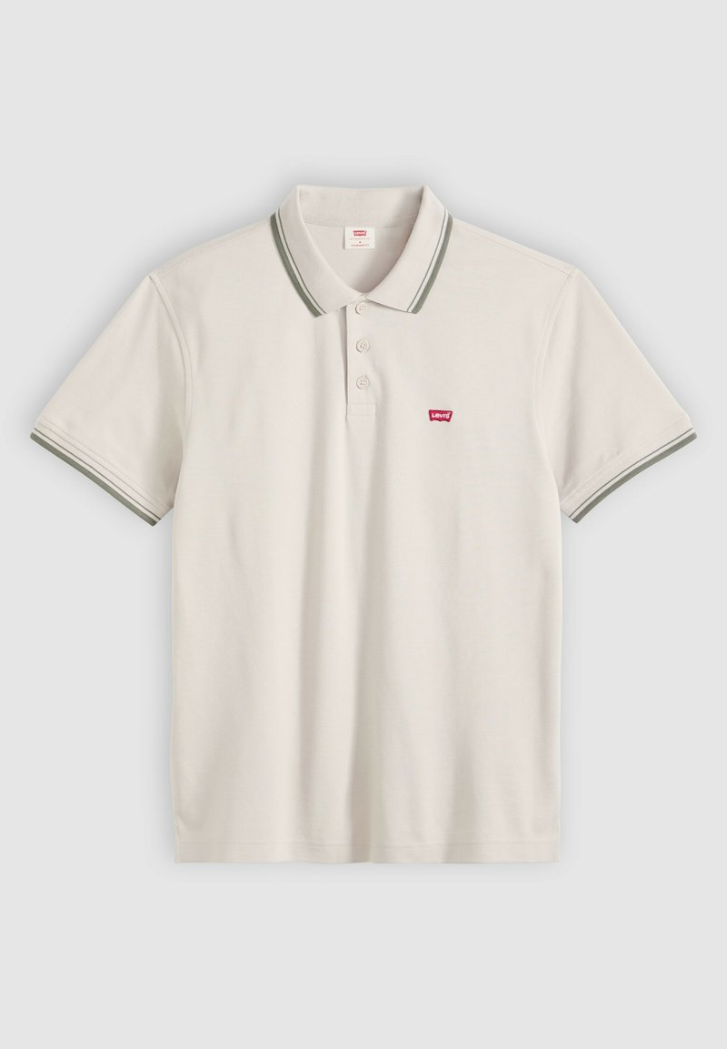 Polo beige à manches courtes avec trois boutons, détails à rayures grises sur le col et les manches, et petit logo Levi's rouge sur la poitrine.