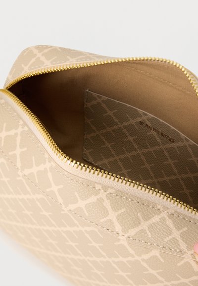 Μπεζ δερμάτινο πουγκί με εμπριμέ σχέδιο και χρυστό φερμουάρ, μισάνοιχτο, με εσωτερική επένδυση από ύφασμα και εσωτερική τσέπη με το όνομα της μάρκας.