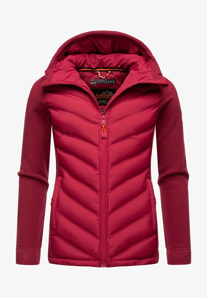 Veste matelassée rouge avec manches et capuche en polaire, fermeture éclair centrale et deux poches avant, conçue pour temps froid.