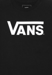 Černé bavlněné tričko s velkým bílým logem "VANS" přes prsa, s kulatým výstřihem a krátkými rukávy.