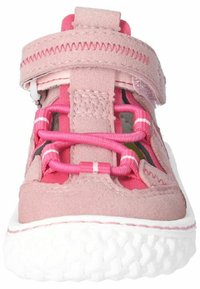Sneaker rosa per bambini con una fascia in velcro, sistema di allacciatura intrecciato, tomaia in suede e suola bianca testurizzata con battistrada a motivo.