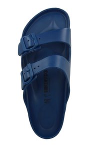 Sandales Birkenstock bleues avec une semelle plate, deux boucles réglables et une finition lisse et mate. Taille 42 indiquée sur la semelle intérieure.