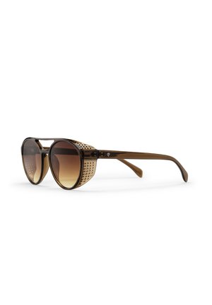 Gafas de sol con lentes de degradado marrón, forma redonda, acentos decorativos perforados en el lateral y montura fina y texturizada en color marrón. Diseño ligero.