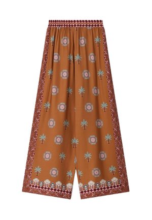 Pantalon marron à jambes larges avec des motifs circulaires roses et bleus ainsi que des palmiers, bordé d'une garniture décorative rose et marron.