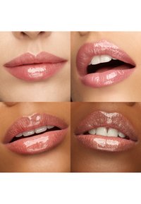 Vier Nahaufnahmen von Lippen in glanzvollen, pink-nude Farbtönen mit unterschiedlichen Finishes. Die Lippen erscheinen glatt mit subtiler Pflege und einer gleichmäßigen Textur.