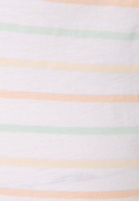 Tecido listrado com linhas horizontais em laranja pastel, verde e amarelo sobre um fundo branco; textura suave, material leve.