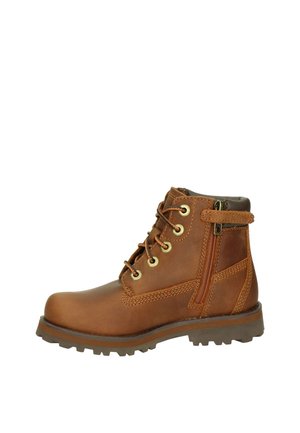 Stivaletto alla caviglia in pelle marrone con occhielli in metallo, cerniera laterale e suola in gomma testurizzata. Presenta dettagli cuciti e design con punta arrotondata.