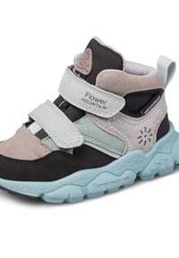 Scarpa mid-top impermeabile in nero, grigio e azzurro chiaro con cinturini in Velcro regolabili e suola in gomma texturizzata con un design a motivi.