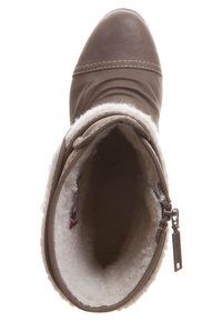 Brązowy botek z ekoskóry, o zwężającym się nosku, z ociepleniem z polaru i zapięciem na zamek. Posiada przeszywane zdobienia oraz puszystą wyściółkę.