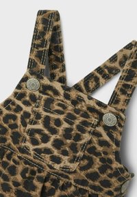 Leopardskinds corduroy overalls med justerbare stropper, med metalknapdetaljer og en frontlomme. Jorderige nuancer dominerer designet.