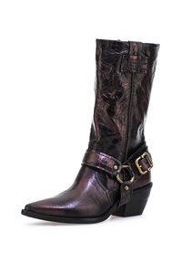 Ljubičasta metalik kožna čizme do gležnja s uskim nosem, srednje visokim potplatom i trakama s zlatnom kopčom. Tekstura površine s naborima.