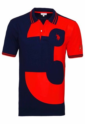 Sininen ja punainen lyhythihainen polo-paita. Ominaisuuksiin kuuluu suuri punainen numeron '3' muotoilu ja pieni logo rinnassa. Teksturoitu kaulus ja hihansuut.