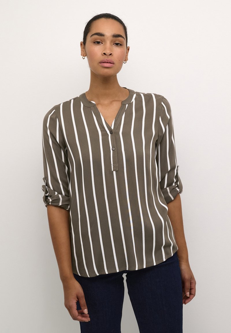 Chemise à rayures vert olive avec une patte de boutonnage, des manches retroussées et des rayures blanches verticales. Tissu doux avec une coupe décontractée.