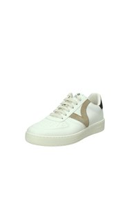 Sneaker bianca in pelle con accenti in suede beige, punta perforata, lace piatti e linguetta nera sul tallone. Caratterizzata da una suola in gomma testurizzata. Design minimalista.