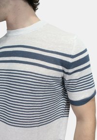 Maglione a maniche corte a righe in grigio chiaro e blu navy, con righe orizzontali, collo a girocolo a coste e una texture morbida.