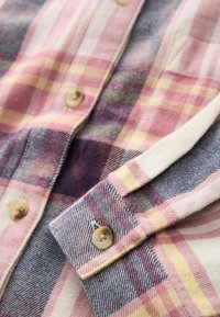 Hemd aus Baumwollflanell mit Karomuster in Rosa-, Gelb- und Blautönen. Mit beigen Knöpfen und einer Brusttasche.