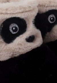 Pisamonas PANDA - Pantuflas - white
