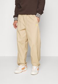adidas Originals NICE CHINO - Auduma bikses - magic beige