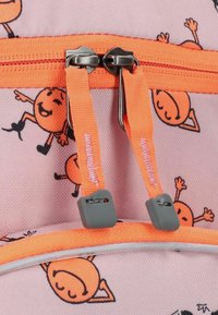 Roze stoffen rugzak met oranje ritsen en vrolijke cartoonfiguurontwerpen. Accenten van grijs hardware en een gestructureerde stof.