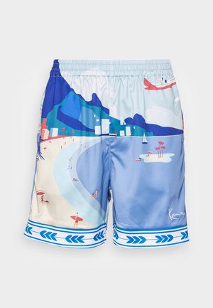 Krótkie spodenki do pływania z nadrukiem przedstawiającym plażową scenę z ludźmi, falami, górami, budynkami, palmami, żaglówką i samolotem na niebie.