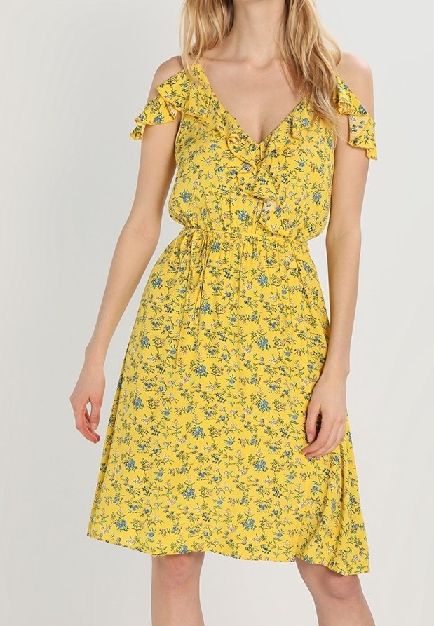Robe florale jaune avec des manches à volants dénudées, taille cintrée et jupe mi-longue. Caractérisée par des motifs de fleurs bleues sur toute la surface.