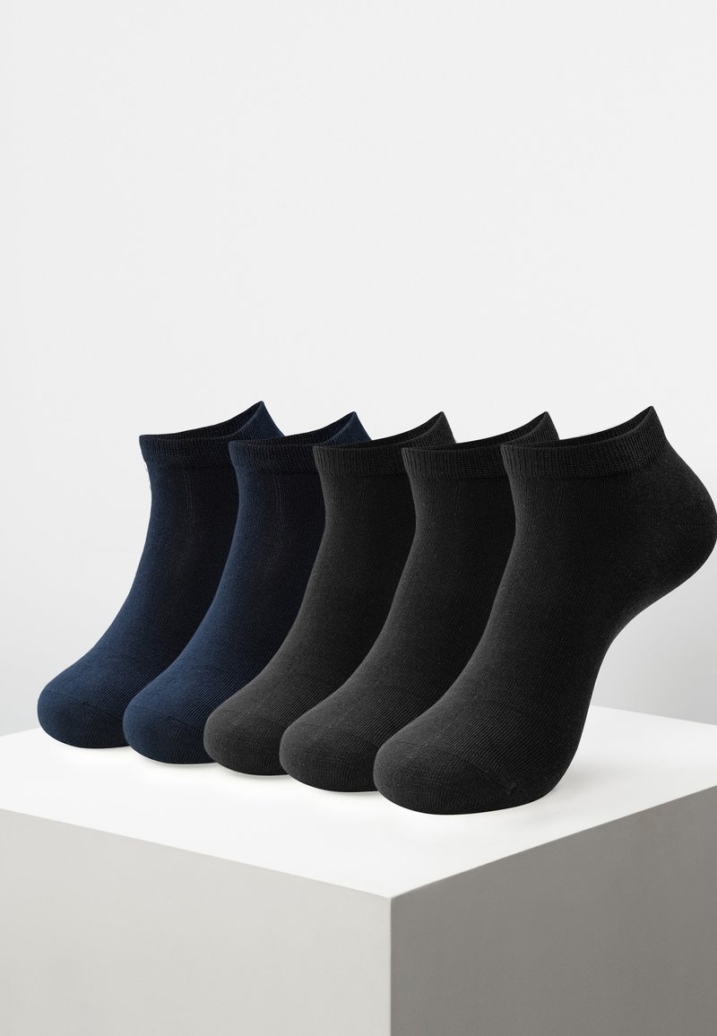 Paquet de cinq chaussettes de cheville de différentes couleurs : deux bleu marine foncé et trois noires. Tissu doux, texture lisse et bords côtelés.