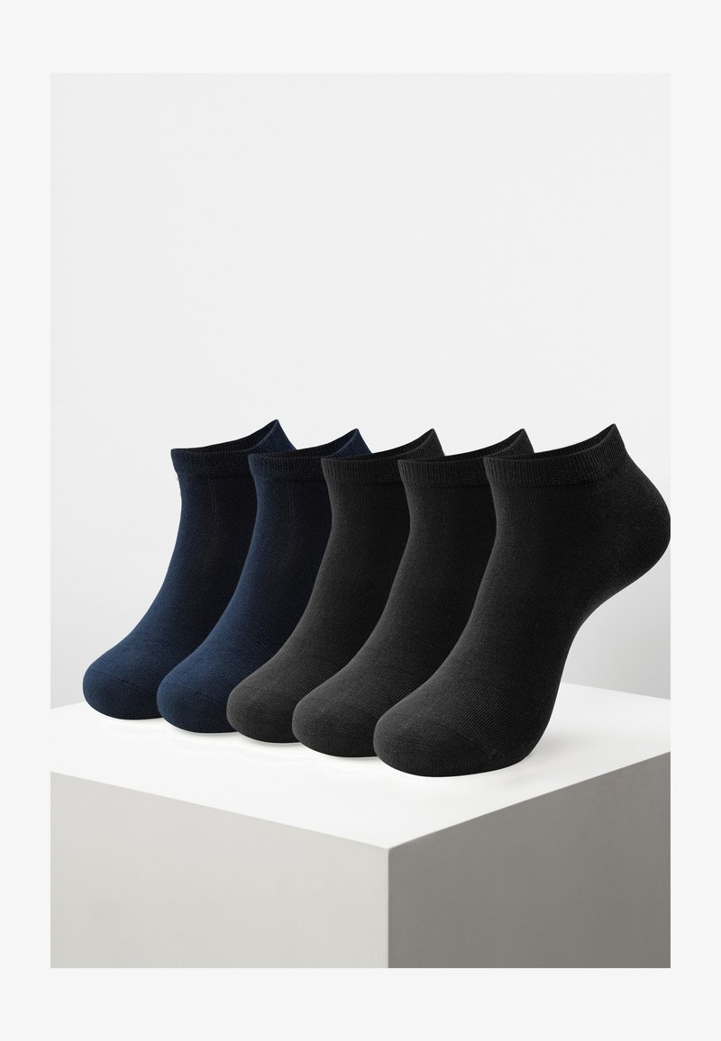 Fünferpack Knöchelsocken in verschiedenen Farben: zwei dunkelblau und drei schwarz. Weicher Stoff, glatte Textur und gerippte Bündchen.