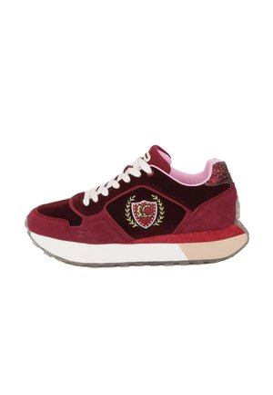 Zapatilla burdeos y granate con cordones blancos, forro interior rosa, logo bordado en forma de escudo y suela blanca y beige.