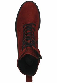 Bottine en daim rouge avec lacets noirs, fermeture éclair sur le côté et surface texturée. Conçue avec une pointe ronde et une semelle en caoutchouc.