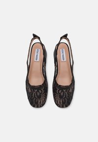 Fekete csipke slingback sarokcipők, amelyeket finom virágminta, rojtos szélek és kerek orrdesign jellemez, sima belső béléssel.