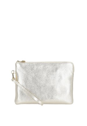 Piccola pochette da polso argentata con texture, chiusura a cerniera e tracolla removibile, poggiata distesa su sfondo bianco.