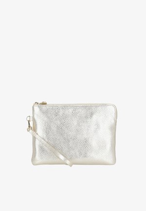 Piccola pochette da polso argentata con texture, chiusura a cerniera e tracolla removibile, poggiata distesa su sfondo bianco.