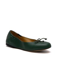 Ballerine verdi in pelle con punta tonda, dotate di un nodo legato nella parte anteriore e una suola nera flessibile.