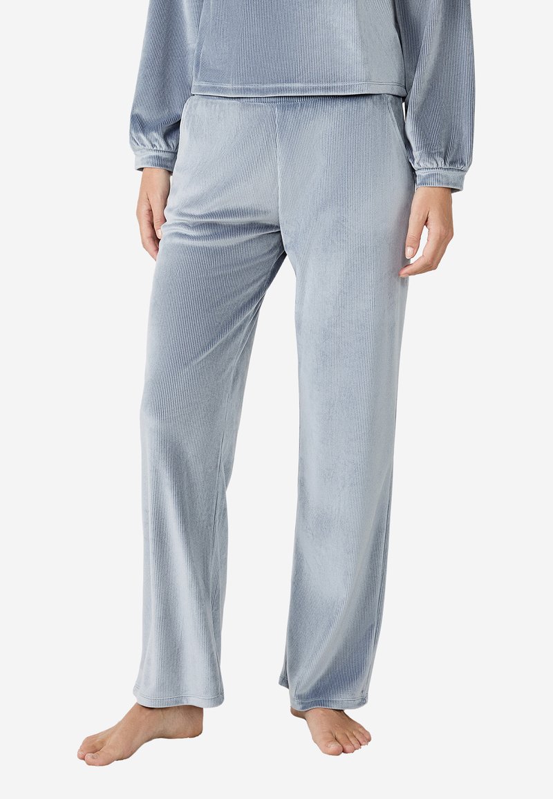 Conjunto de loungewear de terciopelo en azul claro, con textura acanalada, mangas largas y pantalones de corte holgado con diseño de pierna recta.