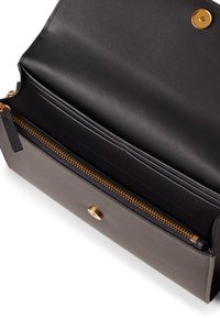 Portafoglio in pelle nera con chiusura a scatto dorata e cerniera. L'interno presenta una texture liscia e un rivestimento scuro a contrasto.