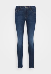 Jeans ajustados de mezclilla en azul oscuro, con una cintura de altura media, diseño de cinco bolsillos y un ligero desvanecimiento a lo largo de las piernas.
