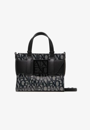 Bolsa de tela negra y gris con un audaz logo de "Armani Exchange", forma estructurada, doble asa superior y correa desmontable. Presenta acentos texturizados.