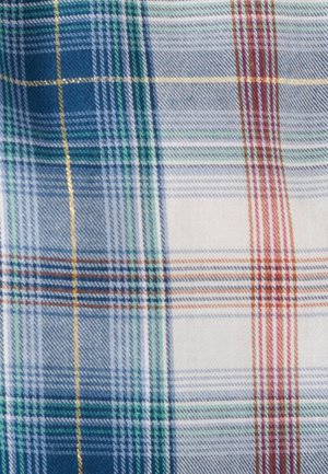 Ruitjesstof in blauw, groen en wit met rode en gouden accenten. Het ontwerp bevat dunne en dikke strepen in een geweven textuur.