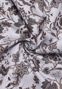 Musterstoff in sanftem Grau mit filigranen Blumen- und Blätterdesigns in dunklem Braun und metallischen Akzenten, mit einer strukturierten Oberfläche.