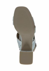 Vaaleansininen korkokenkä, jossa on sileä synteettinen päällinen, neliömäinen kärki ja teksturoitu kumi-pohja. Koko 37 merkitty pohjaan.